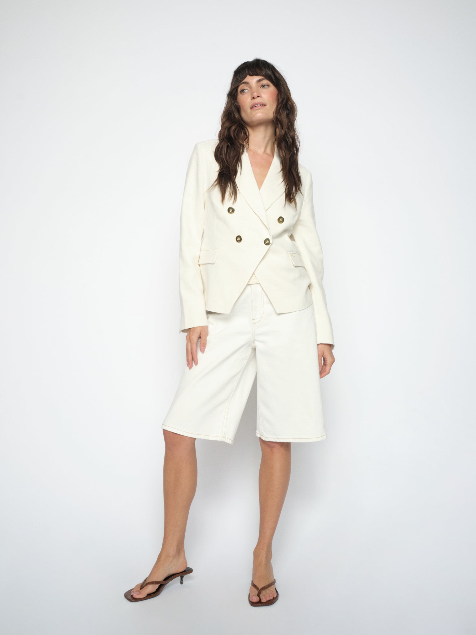 Modelshot / White / Detail